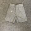 Grijze bermuda met monogram van de school sint antonius antwerpen